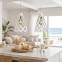 Cocina costera con luces pendientes.webp